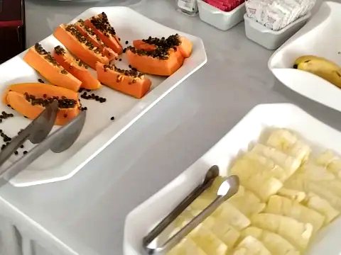 Mamão e melão cortados na hora, todos os dias no café da manhã