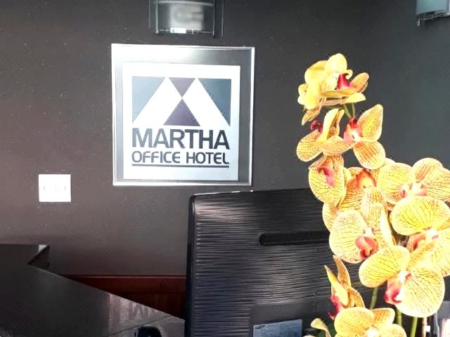 Recepção do hotel, aberta 24 horas, com o letreiro Martha Office Hotel