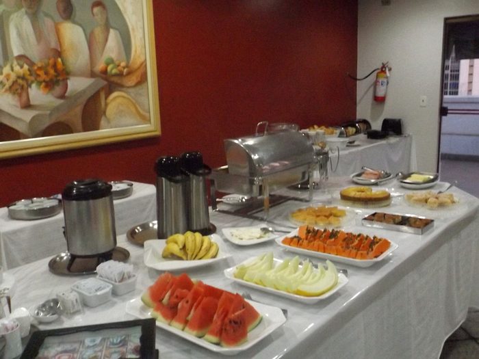 Buffet do café da manhã com frutas frescas cortadas na hora