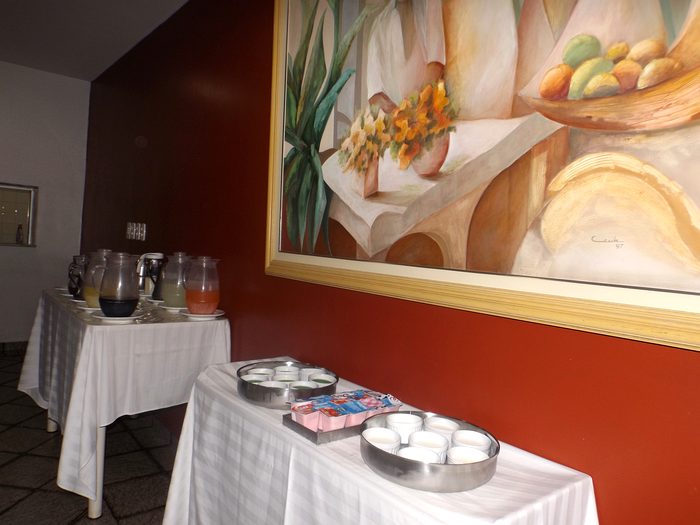 Sucos, cafés e o cantinho dos doces caseiros do buffet