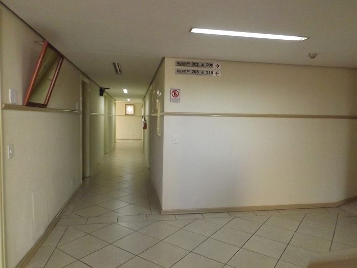 Corredor dos apartamentos, com sinalização clara